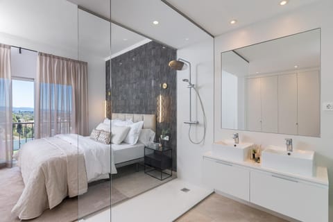 Bed, Bathroom, Photo of the whole room, Bedroom, towels