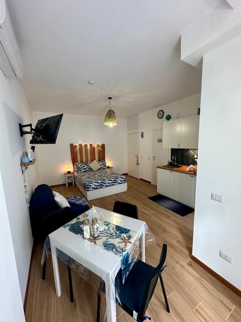 Bed, TV and multimedia, Kitchen or kitchenette, Living room, Photo of the whole room, Seating area, Dining area, Bedroom, minibar