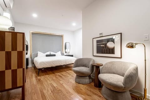 Bed, Seating area
