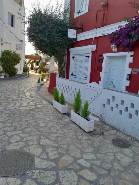 Anatoli Studios in front of the beach Apartment in Moraitika