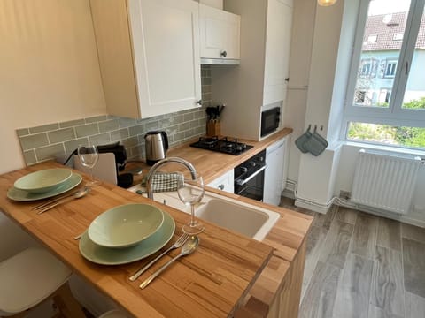 Coffee/tea facilities, Kitchen or kitchenette, Dining area, Garden view, heating, microwave, oven, stove
