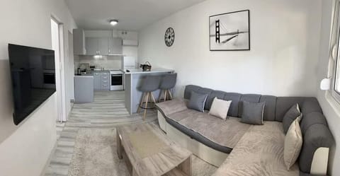 TV and multimedia, Kitchen or kitchenette, Living room, Seating area