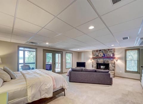 Bed, TV and multimedia, Seating area, Bedroom