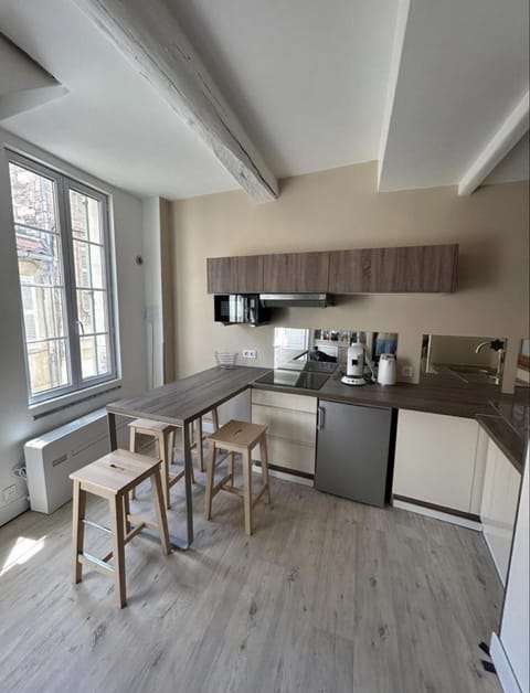 Coffee/tea facilities, Kitchen or kitchenette, Dining area, stove