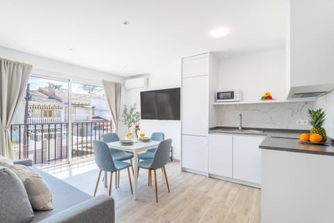 Communal lounge/ TV room, TV and multimedia, Living room, Dining area, oven, stove