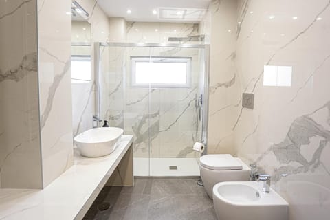 Shower, Toilet, Bathroom, Bath, bidet, towels