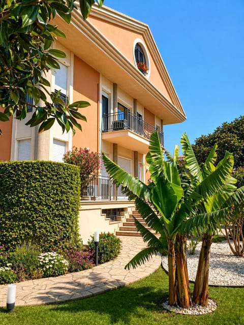 Property building, Spring, Day, Garden, Balcony/Terrace, Garden view, Garden view