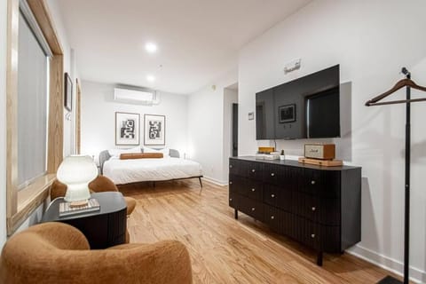 Bed, TV and multimedia, Seating area