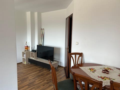 Communal lounge/ TV room, TV and multimedia, Living room, Seating area, Dining area, Evening entertainment