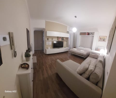 Bed, TV and multimedia, Photo of the whole room, Seating area