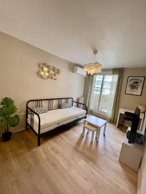 Bed, Living room