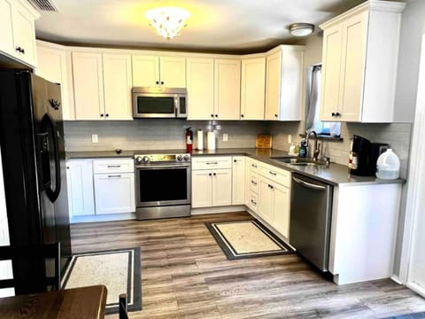 Pool Theater Convenient Location 4bedroom2 bath House in Lewisville