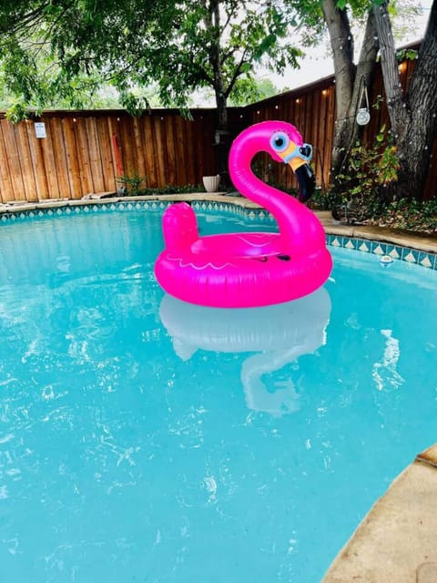 Pool Theater Convenient Location 4bedroom2 bath House in Lewisville