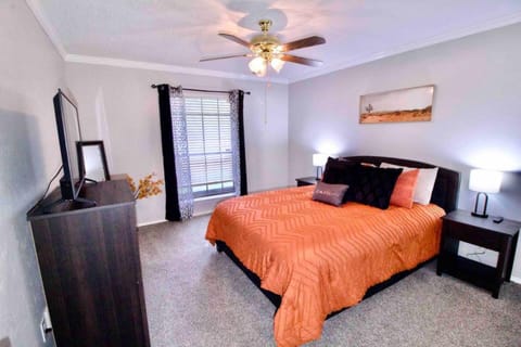 Pool Theater Convenient Location 4bedroom2 bath House in Lewisville