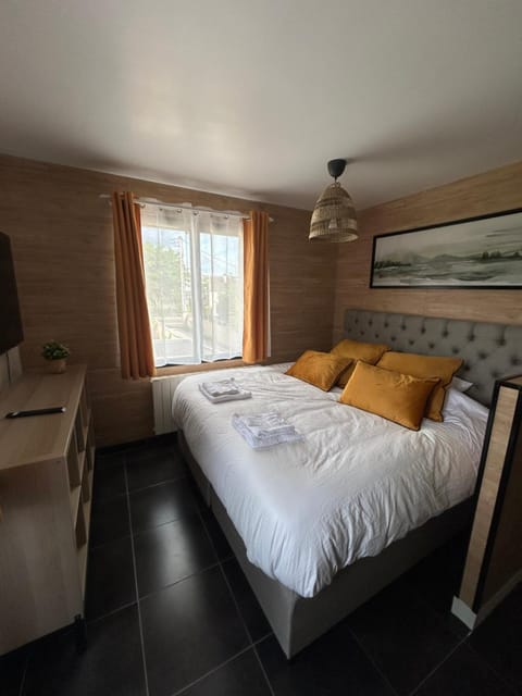 Bed, TV and multimedia, Photo of the whole room, Bedroom