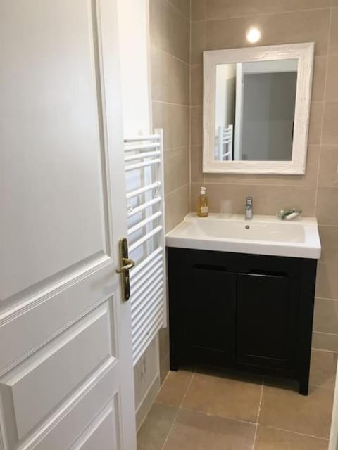 Cassis Calanques, 2 pièces grande terrasse vue mer Apartment in Cassis