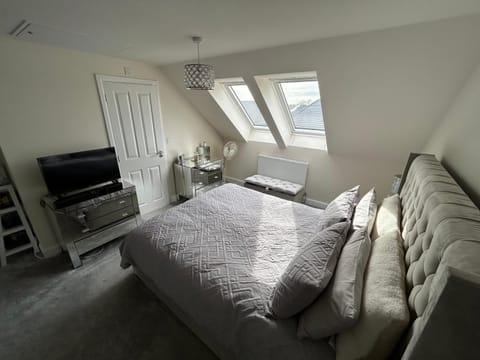 Bed, TV and multimedia, Photo of the whole room, Bedroom