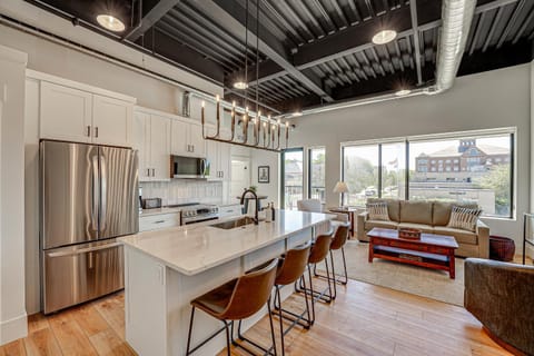 Downtown Grand Haven Condo - Walk to Boardwalk! Apartment in Grand Haven