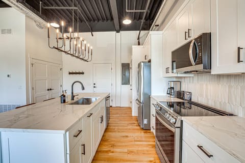 Downtown Grand Haven Condo - Walk to Boardwalk! Apartment in Grand Haven