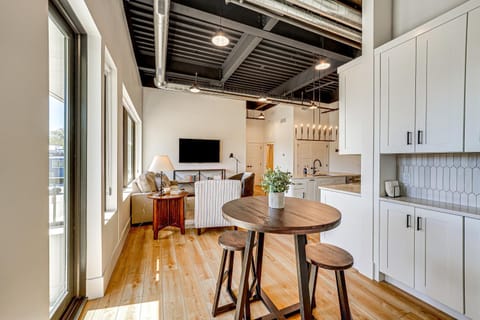 Downtown Grand Haven Condo - Walk to Boardwalk! Apartment in Grand Haven