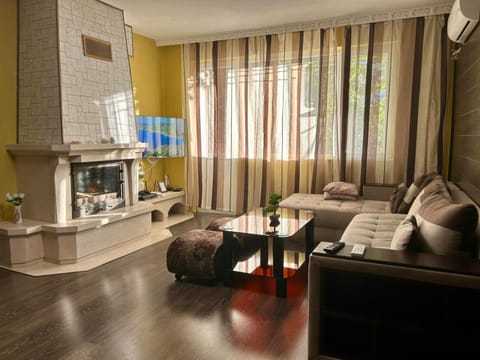 TV and multimedia, Living room, Seating area, air conditioner