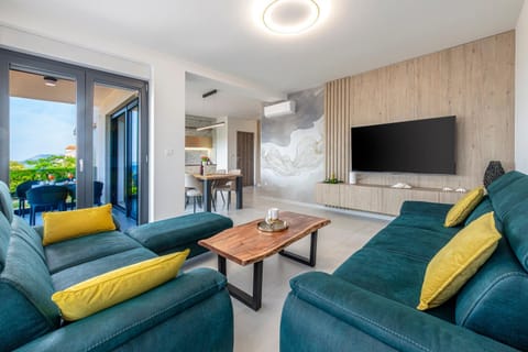 Communal lounge/ TV room, TV and multimedia, Living room, Seating area, Evening entertainment