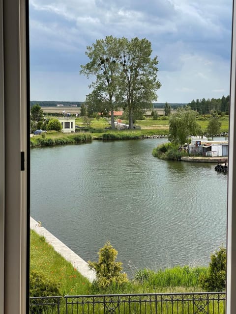 Pod Papugami - Komfortowe pokoje z widokiem na rzekę Bed and Breakfast in Leba