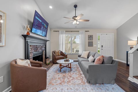 Relaxing 3-Bedroom Home Close to City Center House in Cartersville