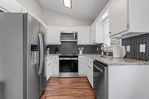 Relaxing 3-Bedroom Home Close to City Center House in Cartersville