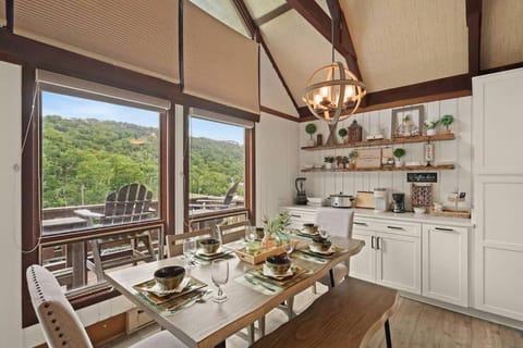 Natural landscape, Kitchen or kitchenette, Dining area, Mountain view
