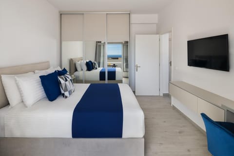 Bed, TV and multimedia, Bedroom, wardrobe