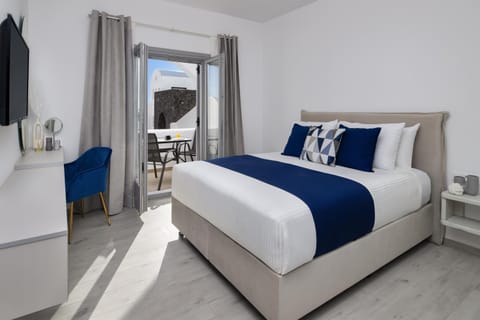 Bed, TV and multimedia, Bedroom