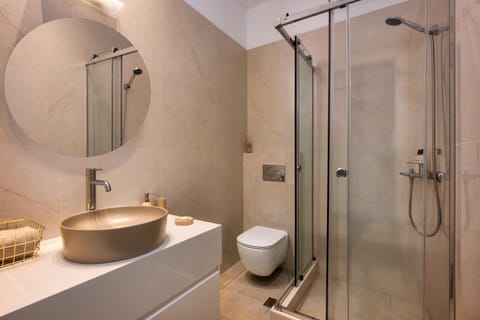 Shower, Toilet, Bathroom, towels