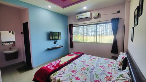 Bed, TV and multimedia, Bedroom, towels, air conditioner