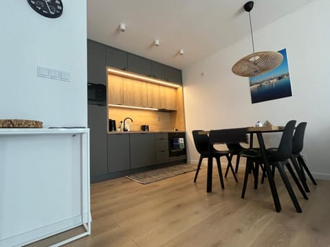 Coffee/tea facilities, Kitchen or kitchenette, Dining area, stove, toaster