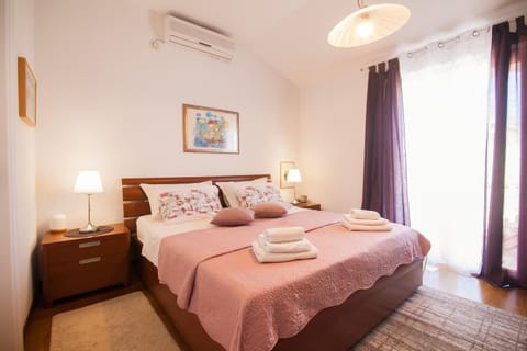 Bed, Bedroom, air conditioner