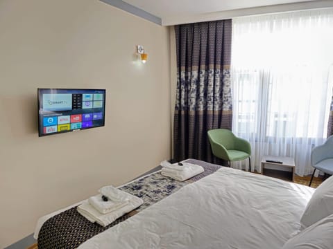 Bed, TV and multimedia, Photo of the whole room, Bedroom, towels