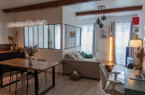 TV and multimedia, Living room, Decorative detail, Seating area, Dining area