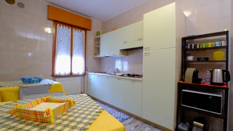 Coffee/tea facilities, Kitchen or kitchenette, Dining area, oven, stove, toaster, kitchen