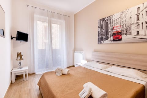 Bed, TV and multimedia, Photo of the whole room, Bedroom, towels