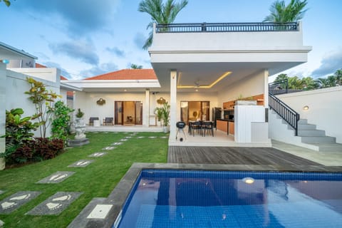 Property building, Garden, Lounge or bar, Swimming pool