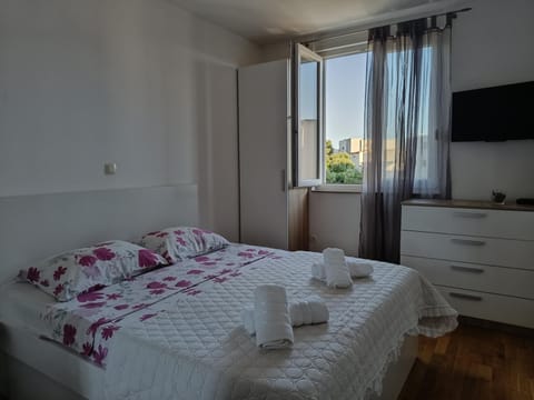 Bed, TV and multimedia, Bedroom, towels