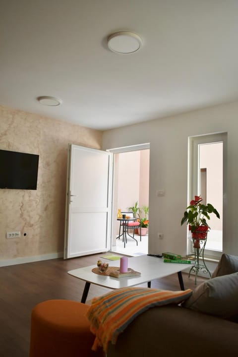 TV and multimedia, Living room, Evening entertainment