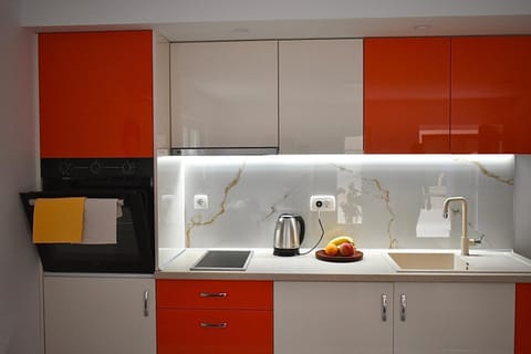 Coffee/tea facilities, Kitchen or kitchenette, oven, stove