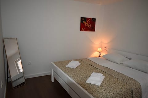 Bed, Bedroom, towels