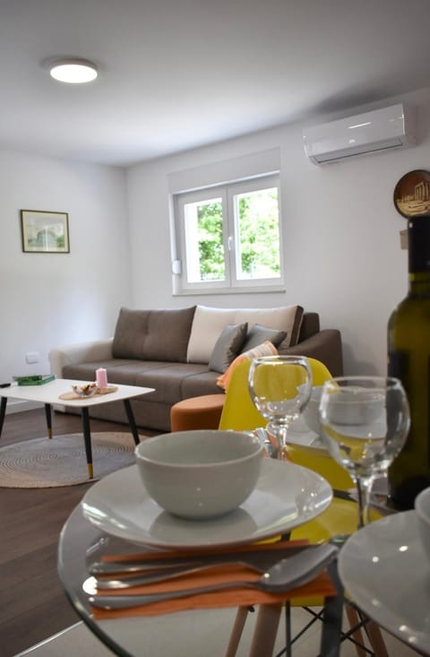 Coffee/tea facilities, Living room, Seating area, air conditioner