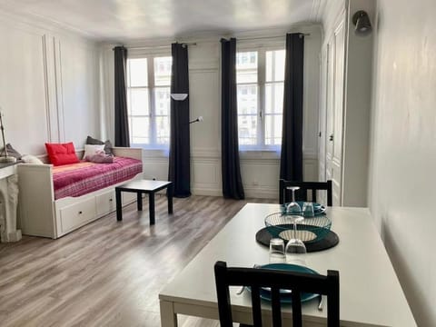 Bed, Seating area, Dining area