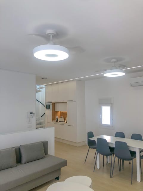 Coffee/tea facilities, Kitchen or kitchenette, Living room, Seating area, Dining area