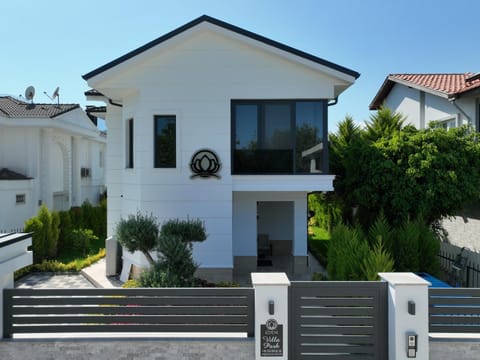 Property building, Day, Garden, Garden view