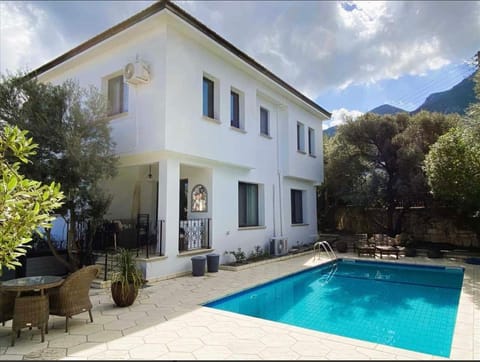 Property building, Garden, Swimming pool
